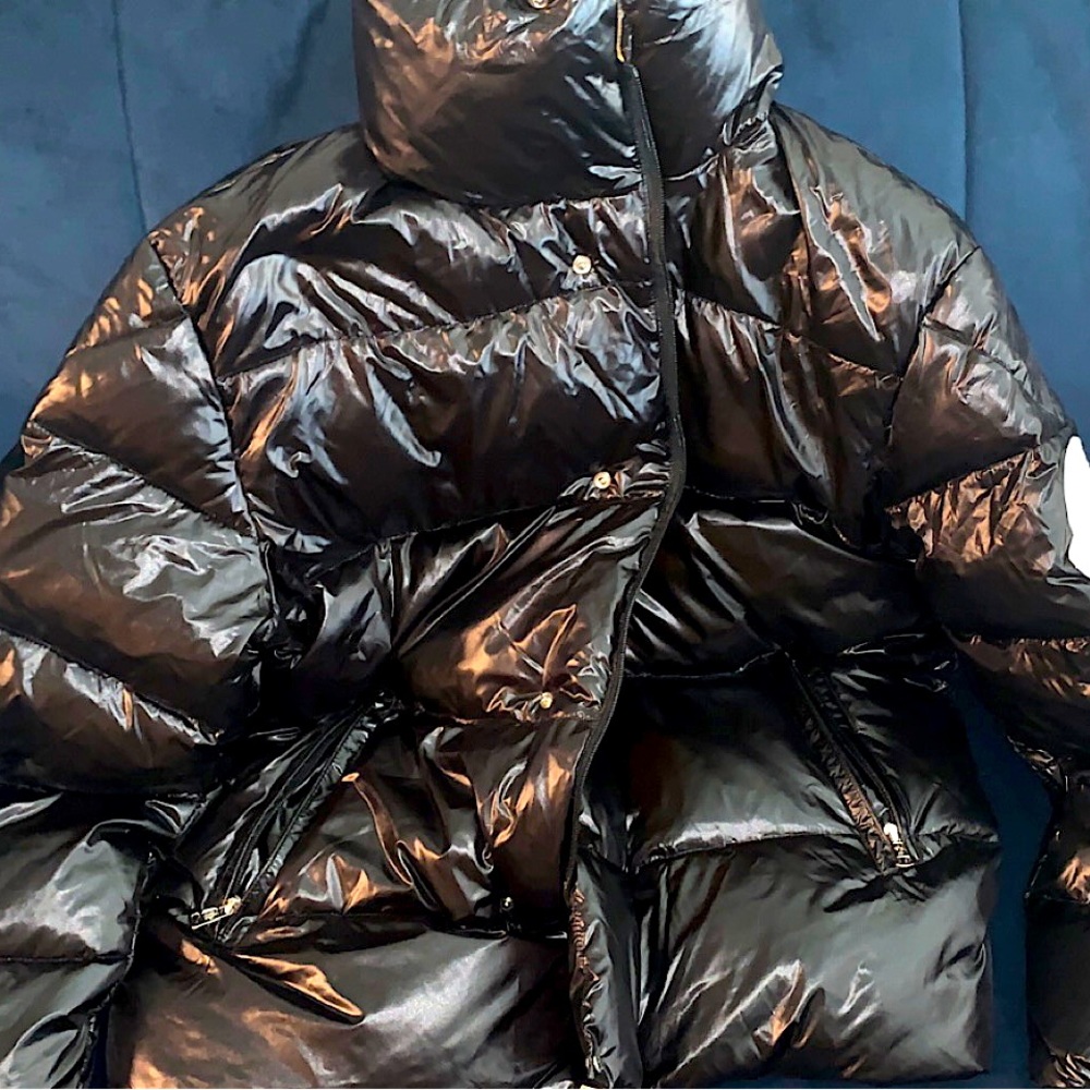Brand new never worn purchased xmas 2021. Glossy puffer men’s xl blk/yellow.